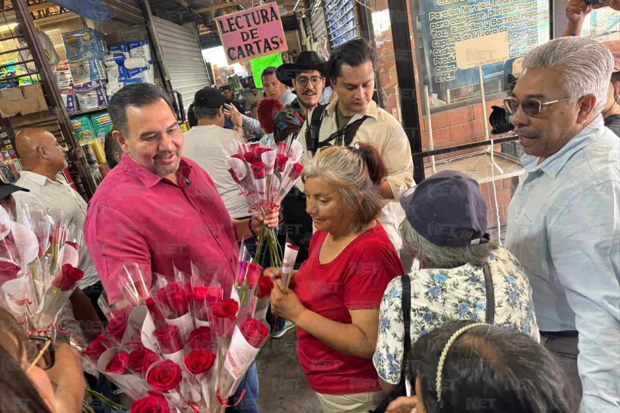 Regala alcalde flores a las mamás juarenses por su día
