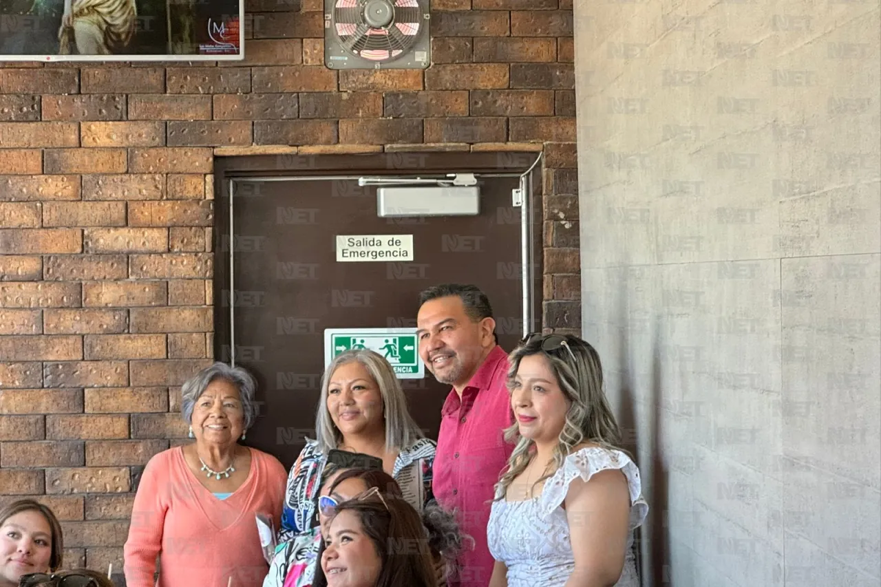 Celebran a mamá con buena compañía