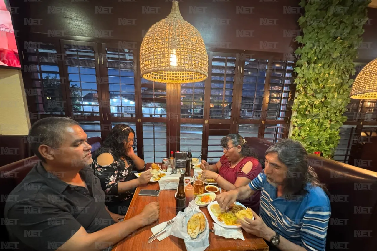 Llevan a mamás juarenses a cenar