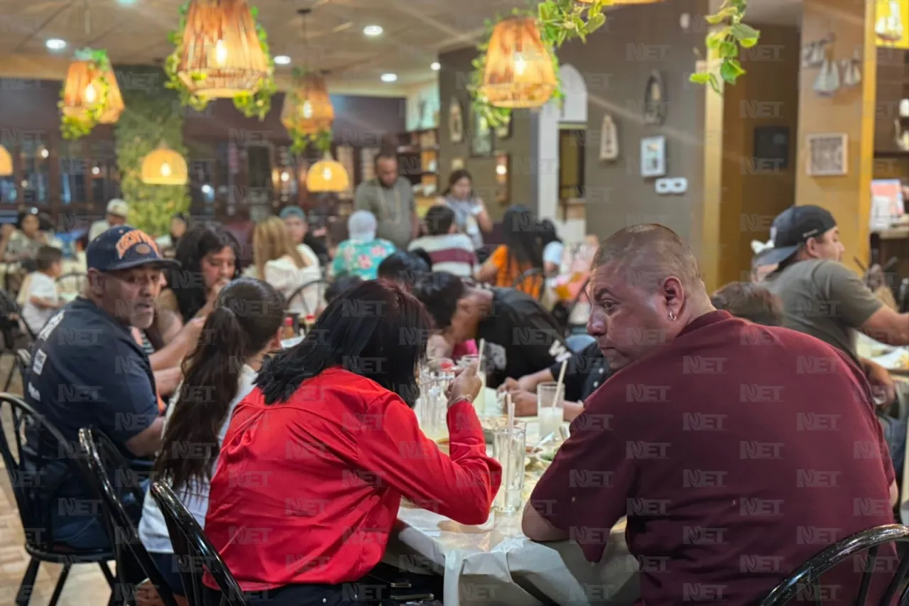Llevan a mamás juarenses a cenar