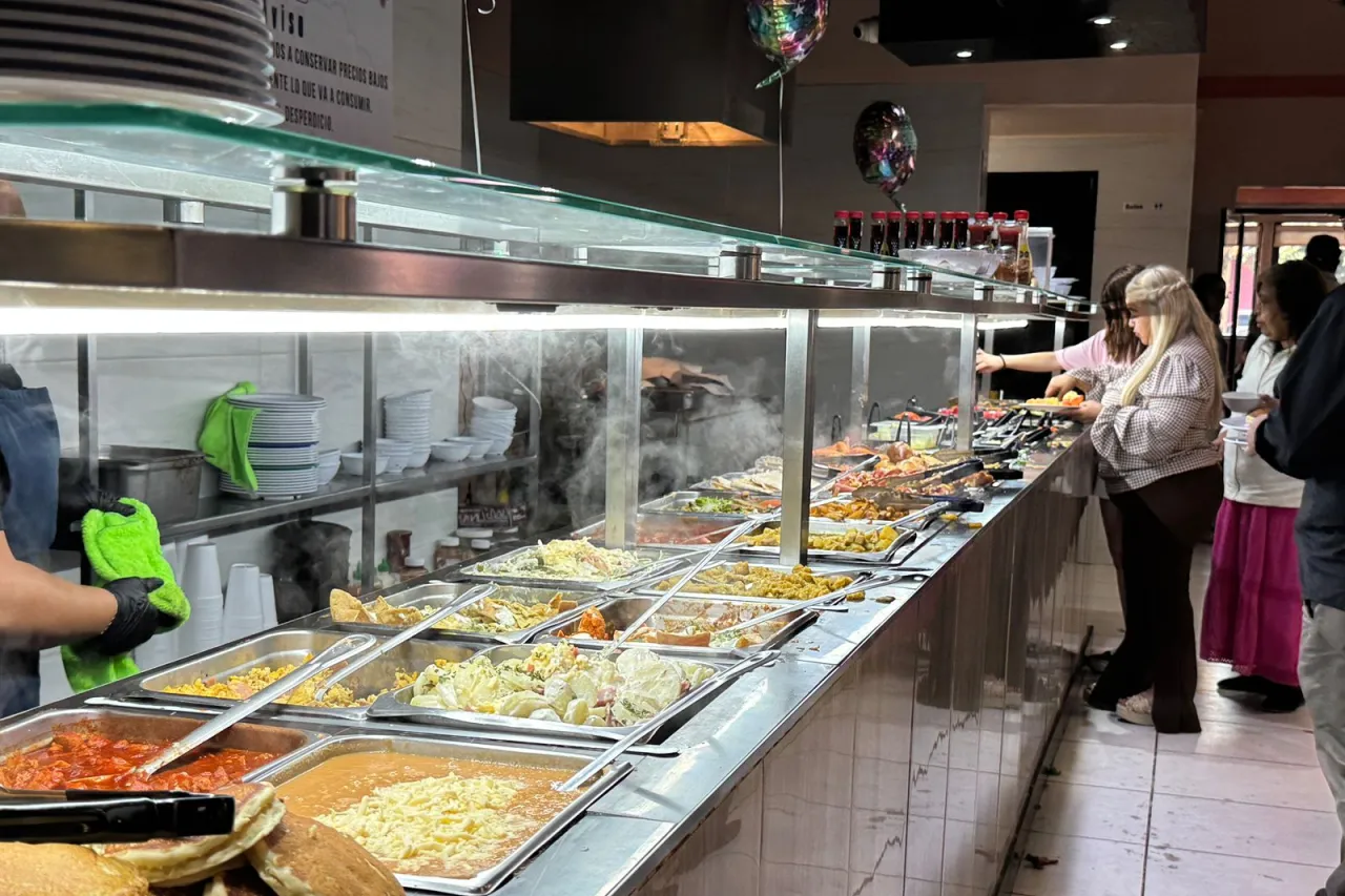 Celebran el Día de las Madres con desayunos y flores en Juárez