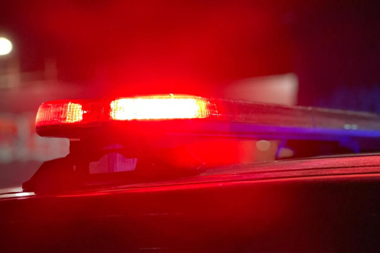 Choca motociclista contra poste en El Paso