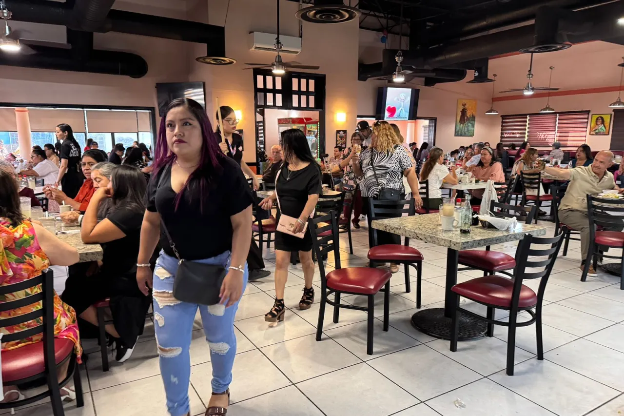 Celebran el Día de las Madres con desayunos y flores en Juárez
