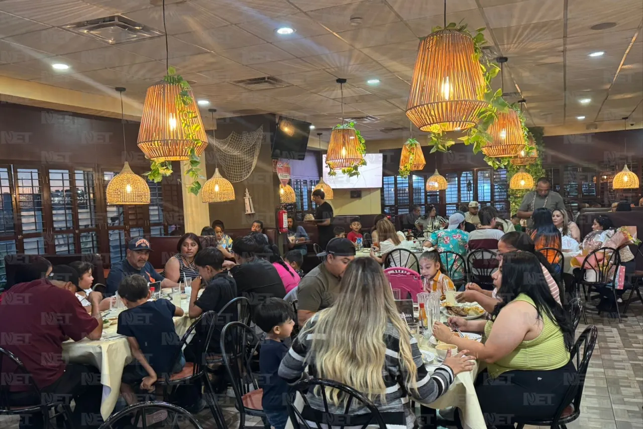 Llevan a mamás juarenses a cenar