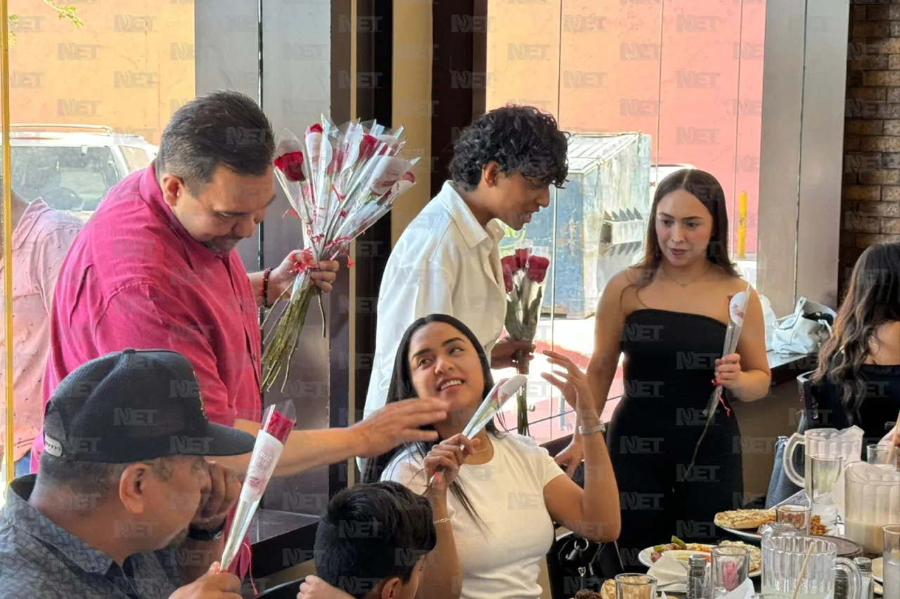 Celebran a mamá con buena compañía
