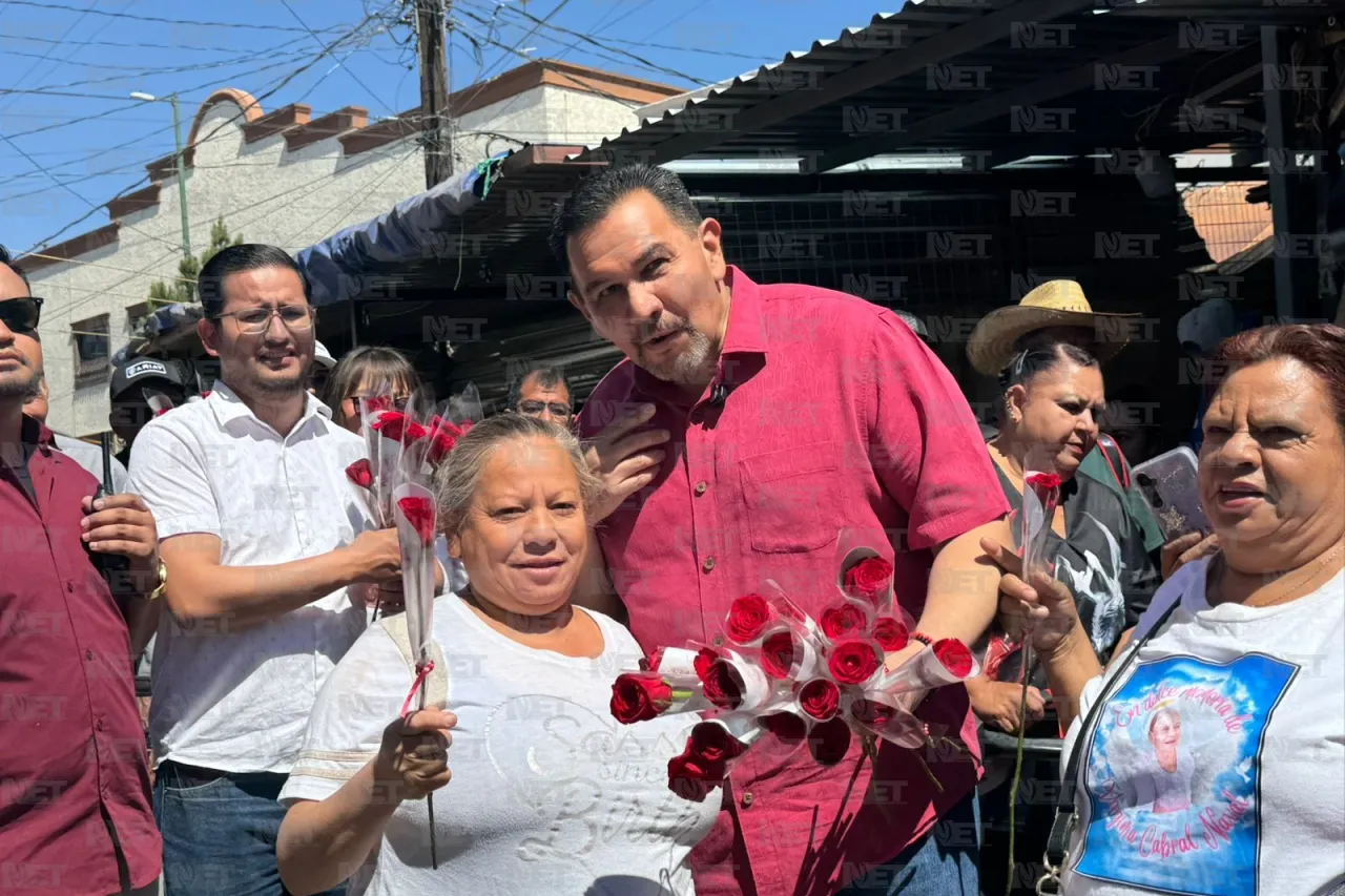 Regala alcalde flores a las mamás juarenses por su día