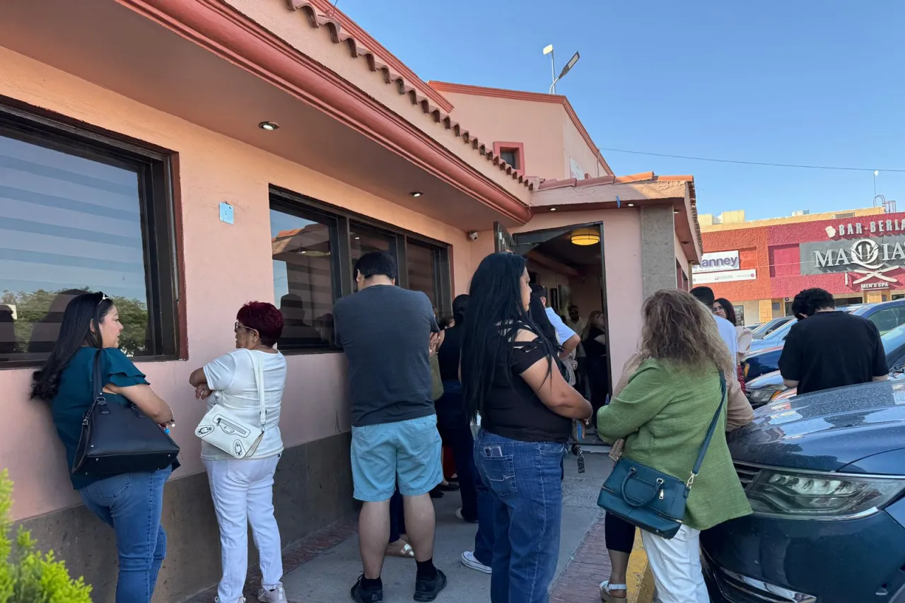 Celebran el Día de las Madres con desayunos y flores en Juárez