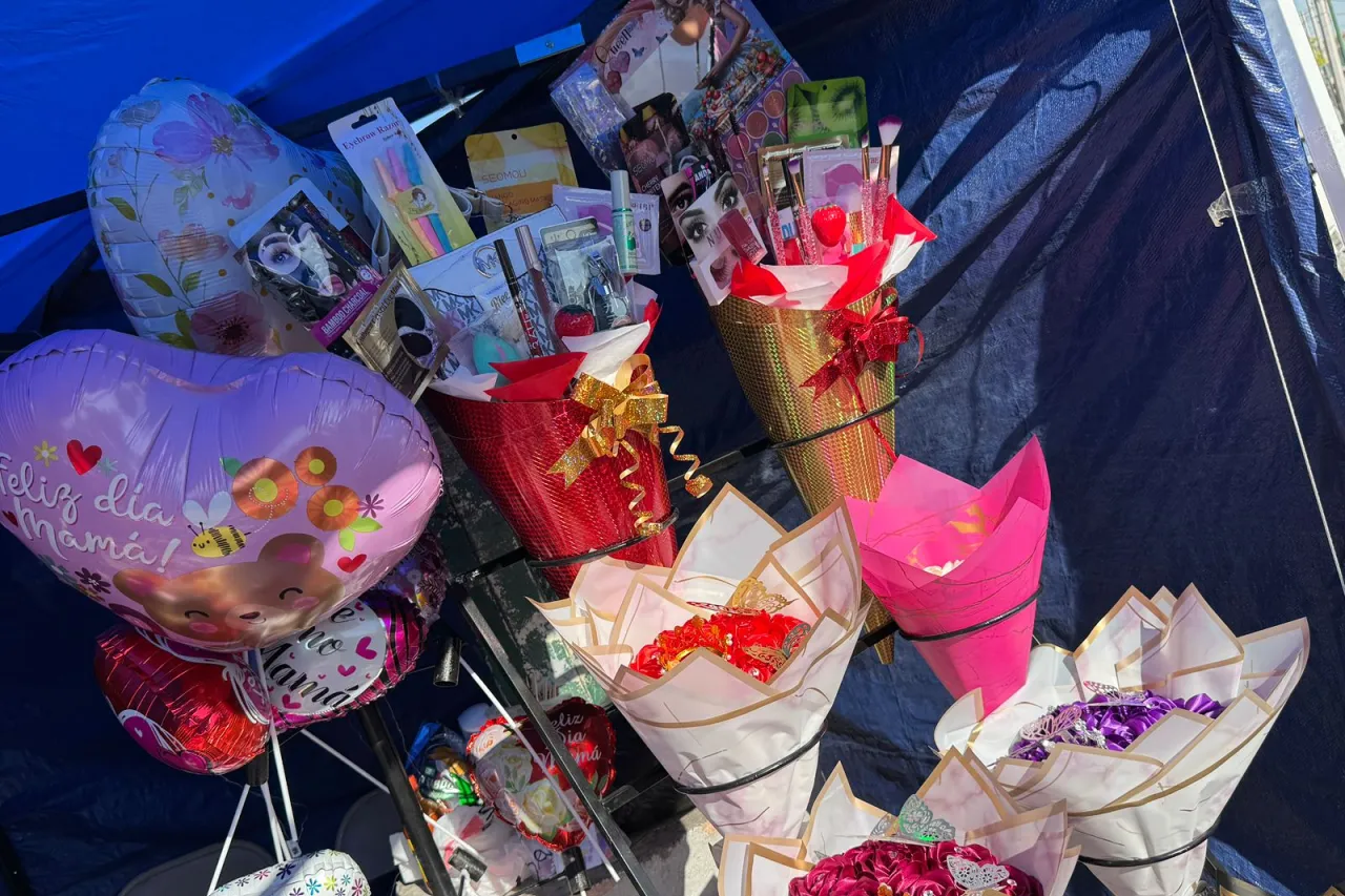 Celebran el Día de las Madres con desayunos y flores en Juárez