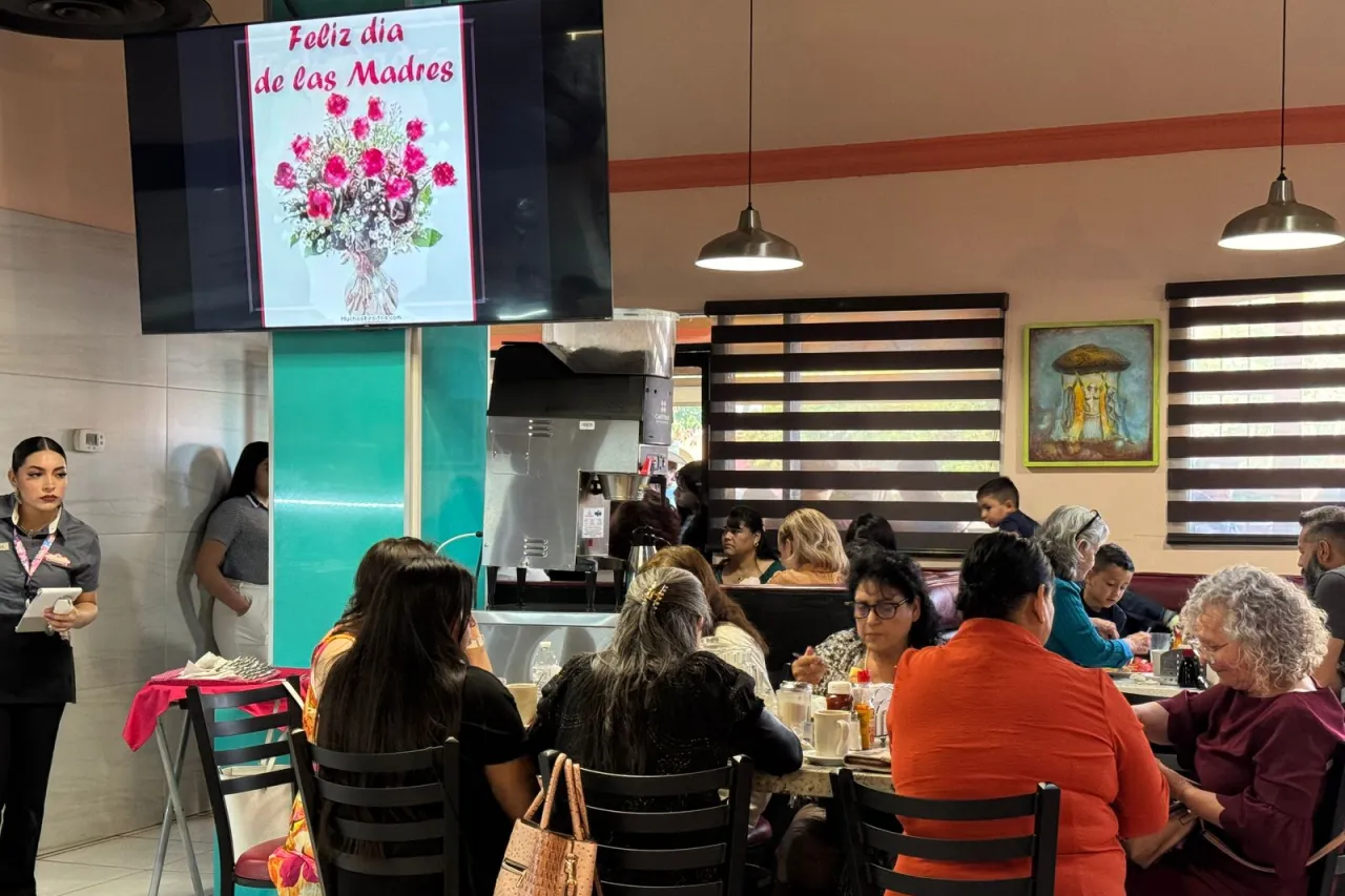 Celebran el Día de las Madres con desayunos y flores en Juárez