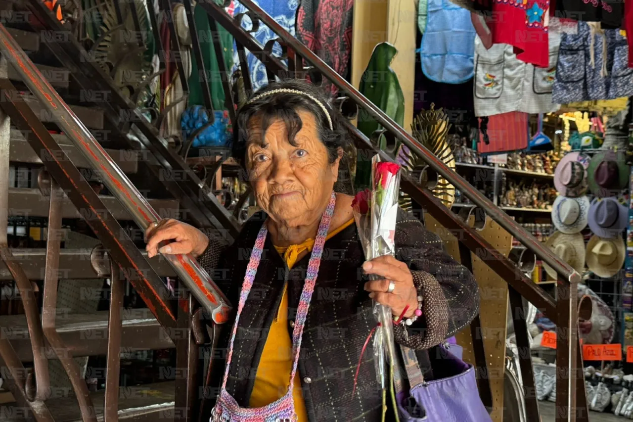 Regala alcalde flores a las mamás juarenses por su día