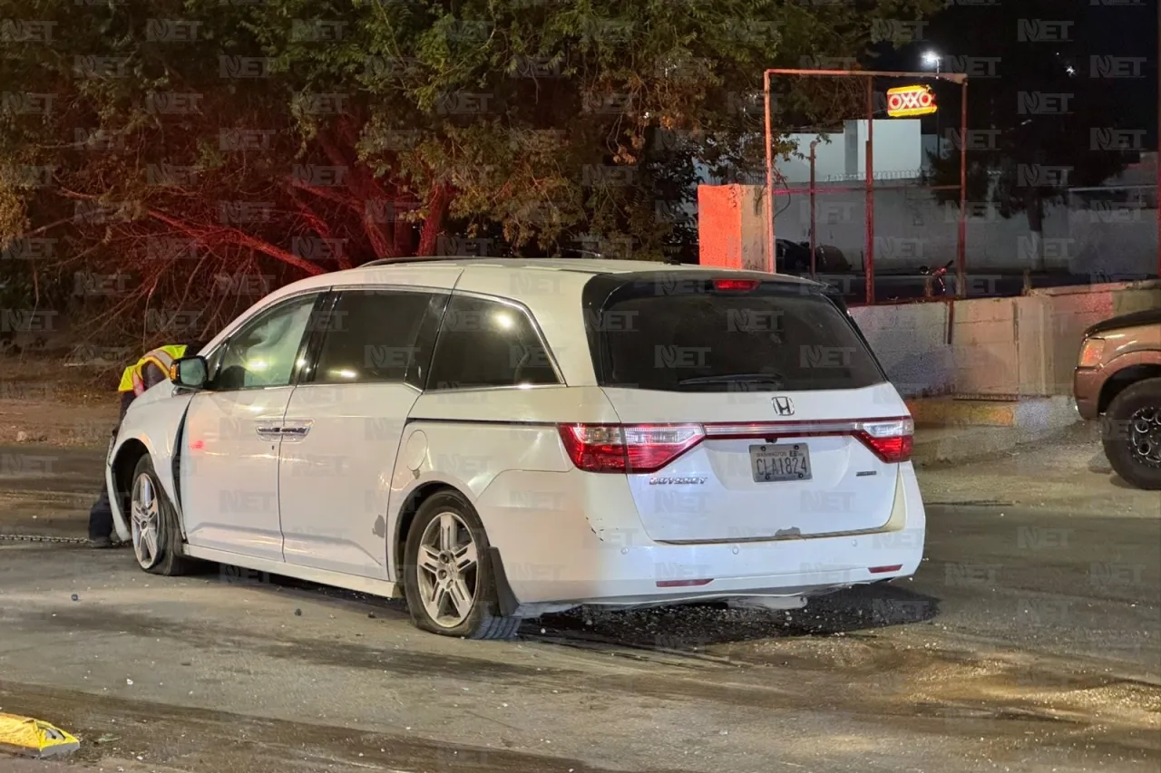 Conductor resulta lesionado tras chocar contra banqueta en la Tecnológico