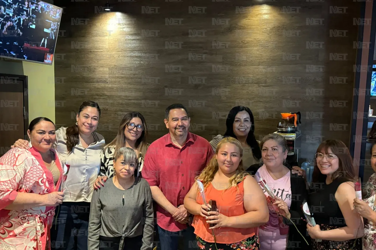 Celebran a mamá con buena compañía