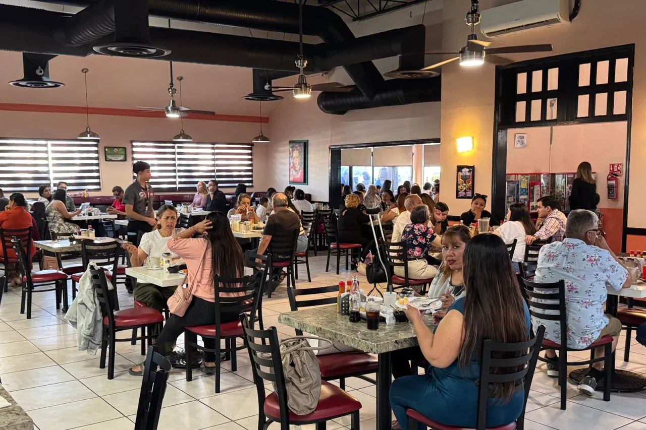 Celebran el Día de las Madres con desayunos y flores en Juárez