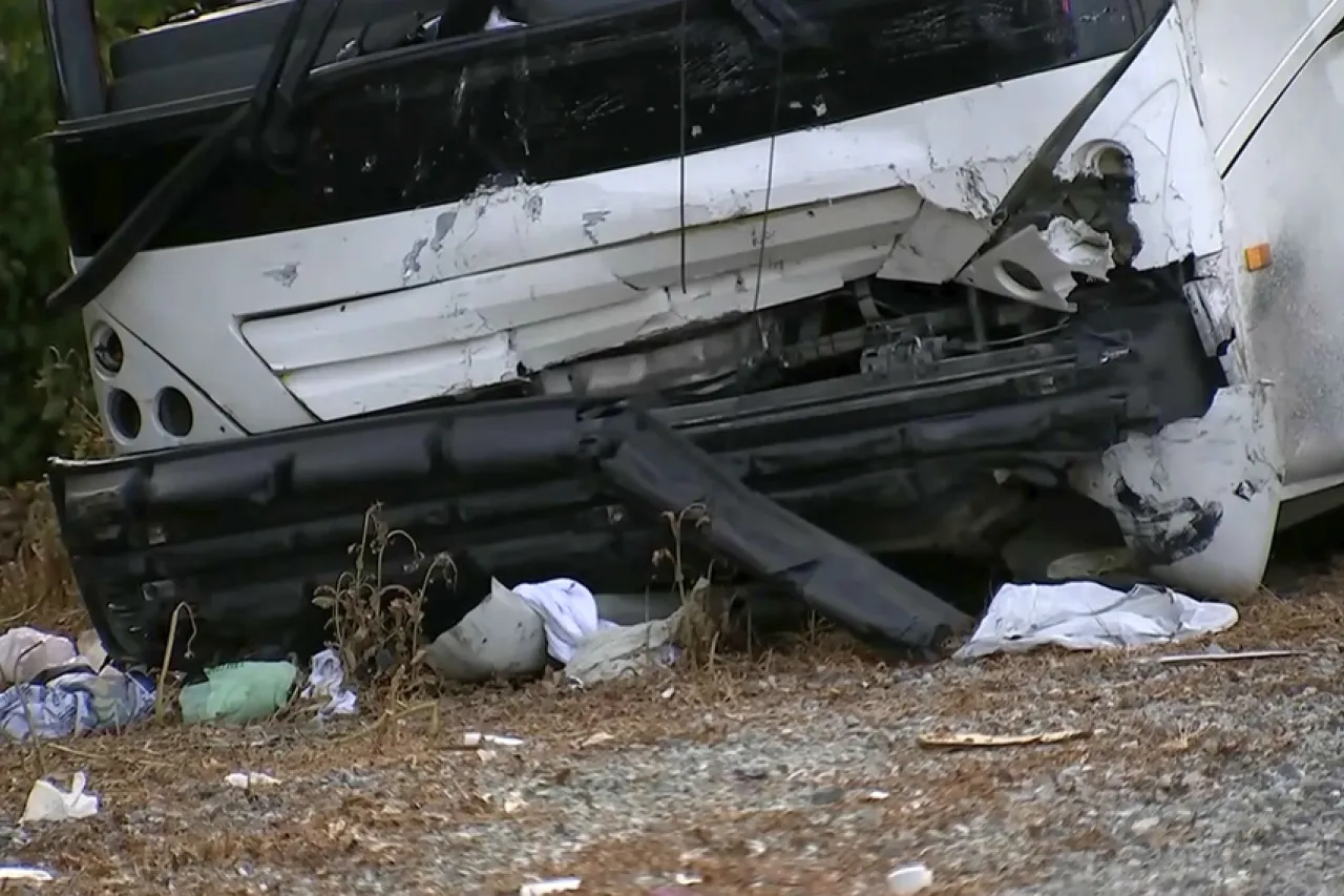 Choque entre autobús y SUV en autopista del área de Los Ángeles deja un muerto