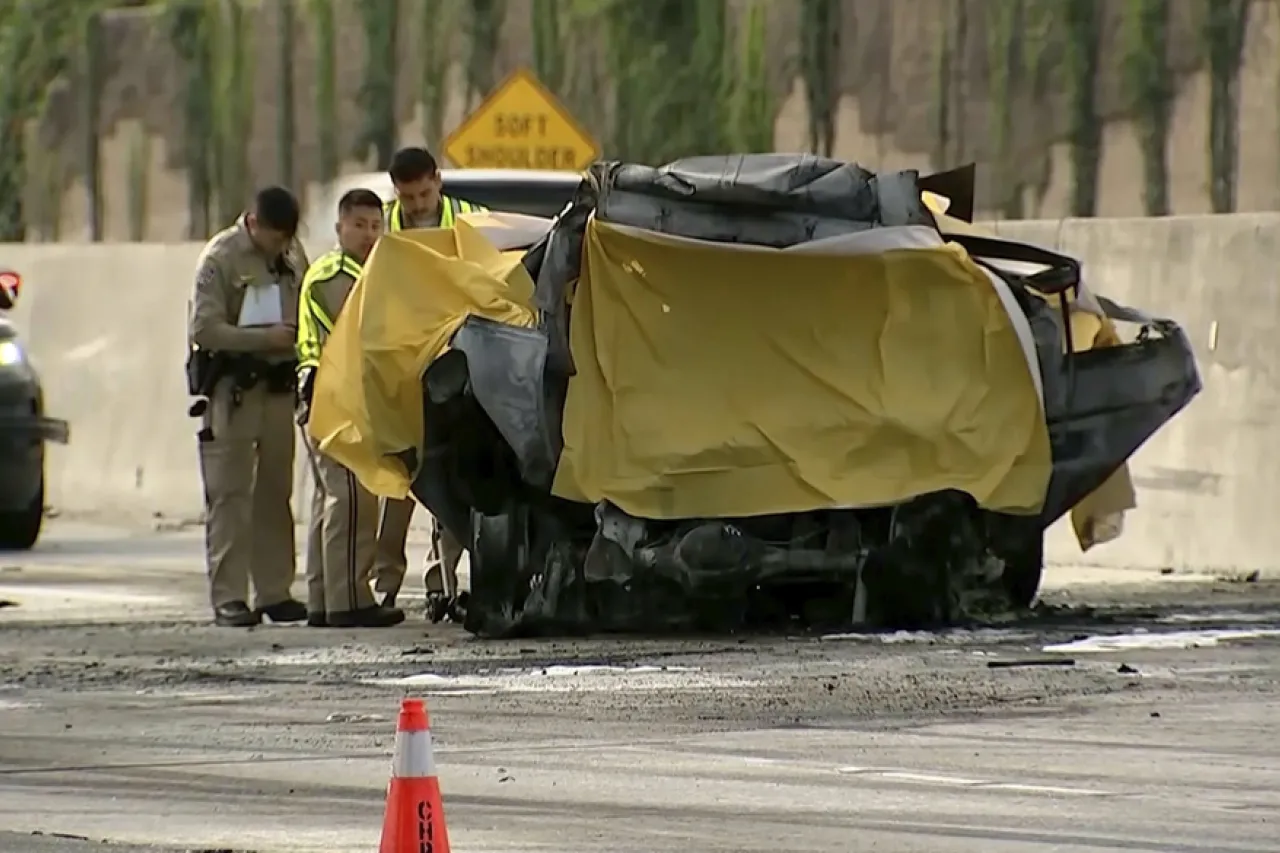 Choque entre autobús y SUV en autopista del área de Los Ángeles deja un muerto