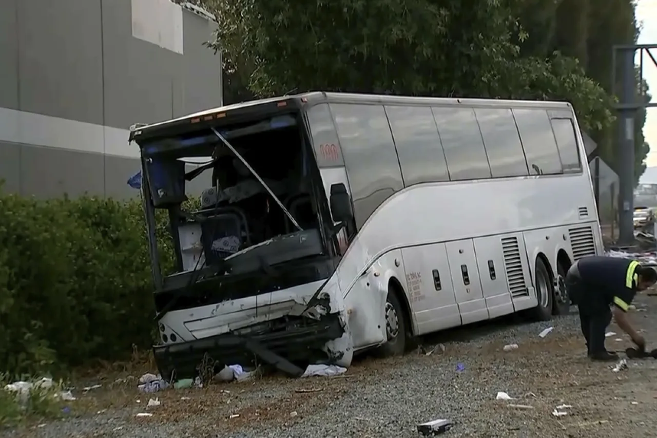 Choque entre autobús y SUV en autopista del área de Los Ángeles deja un muerto