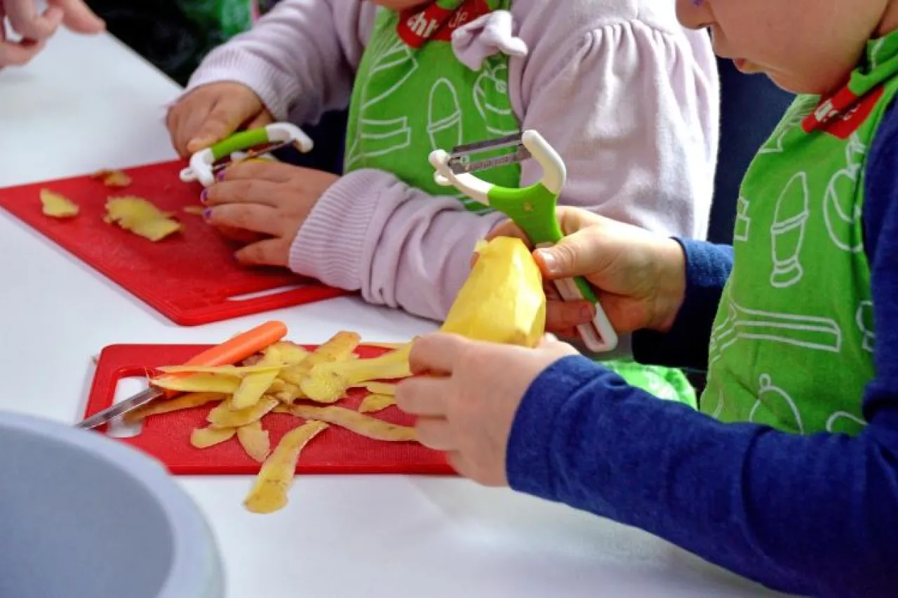 Crisis de cuidado infantil en EP; impulsan iniciativa de apoyo a padres solteros