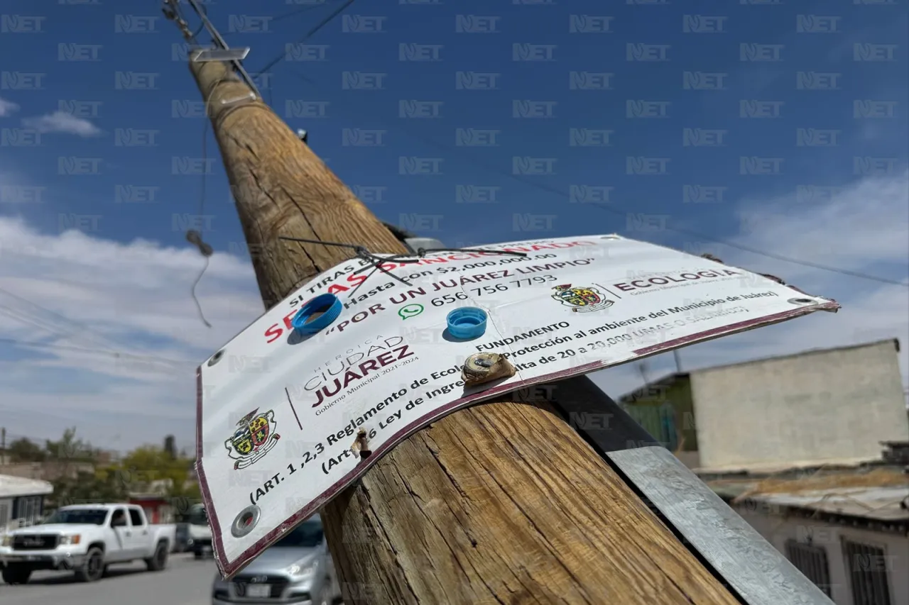 Joven vuelca auto prestado y derriba dos postes en Juárez