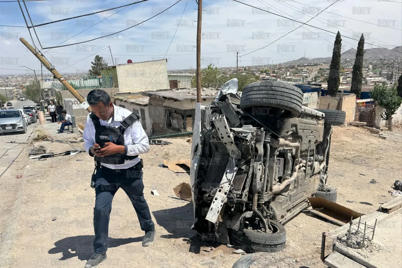 Joven vuelca auto prestado y derriba dos postes en Juárez