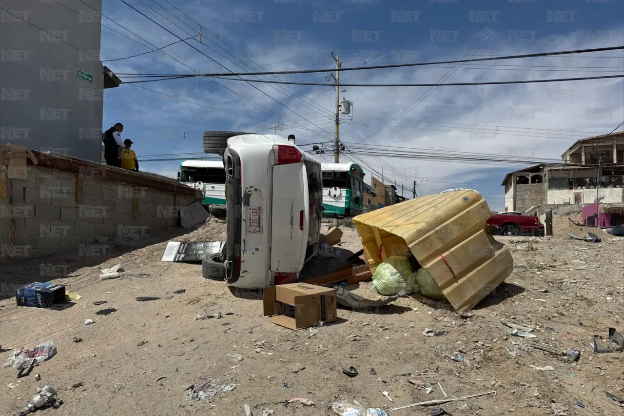 Joven vuelca auto prestado y derriba dos postes en Juárez