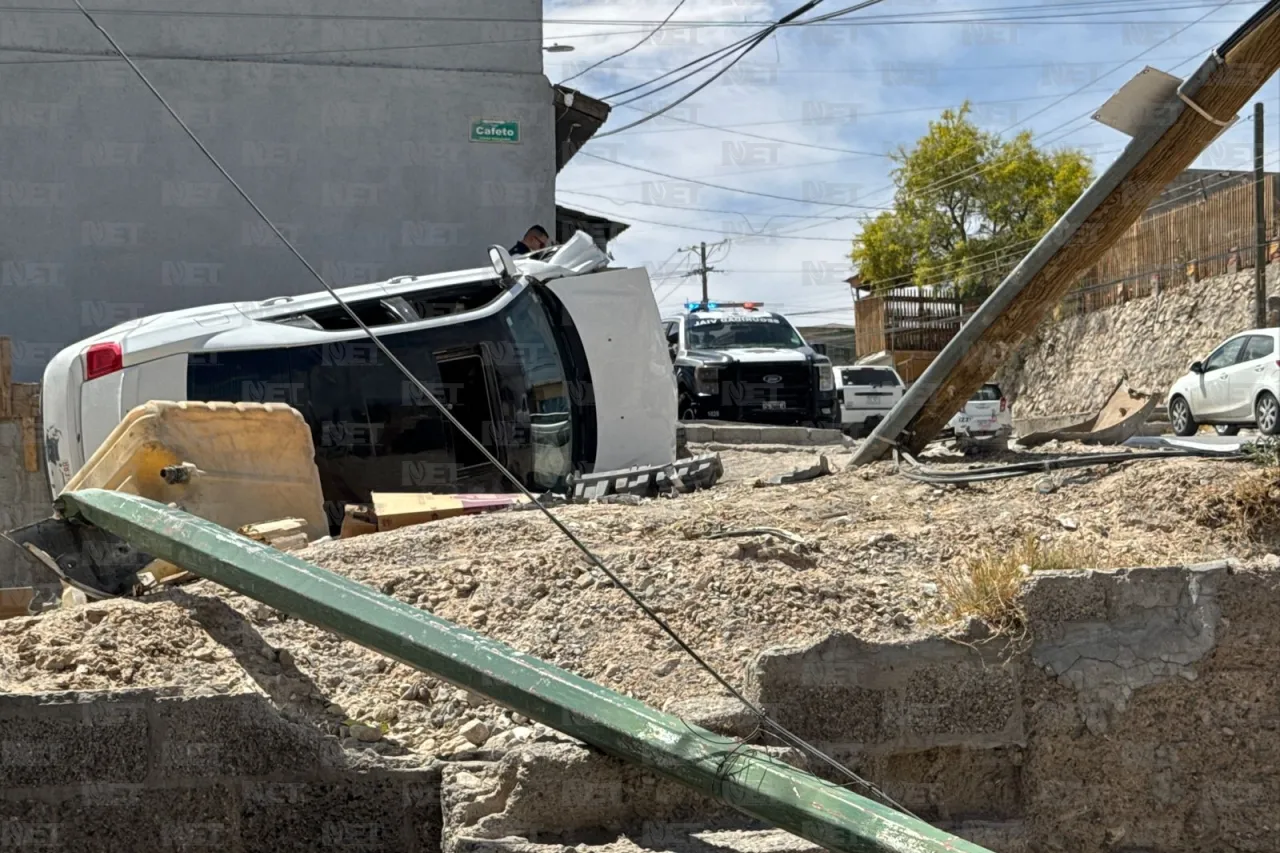 Joven vuelca auto prestado y derriba dos postes en Juárez