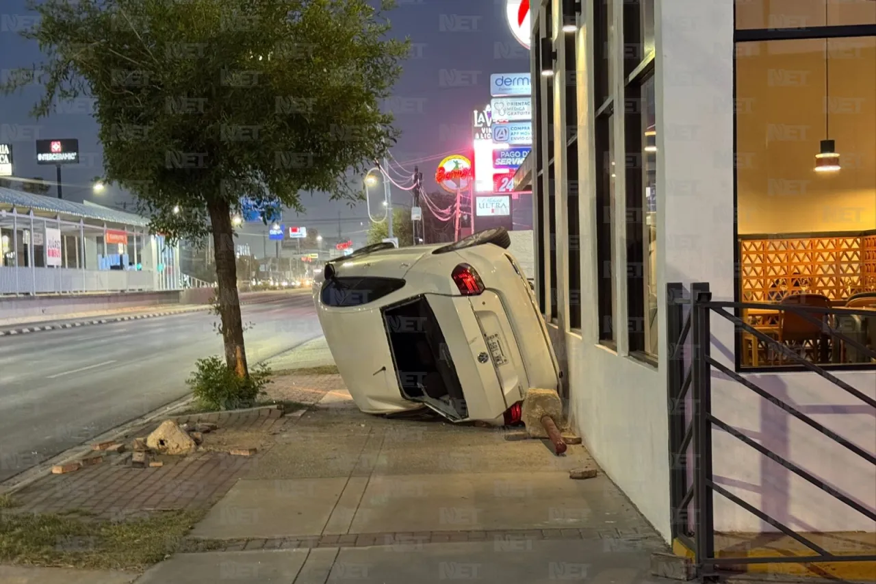 Vuelca tras intentar salir de carril confinado en el bulevar Gómez Morín
