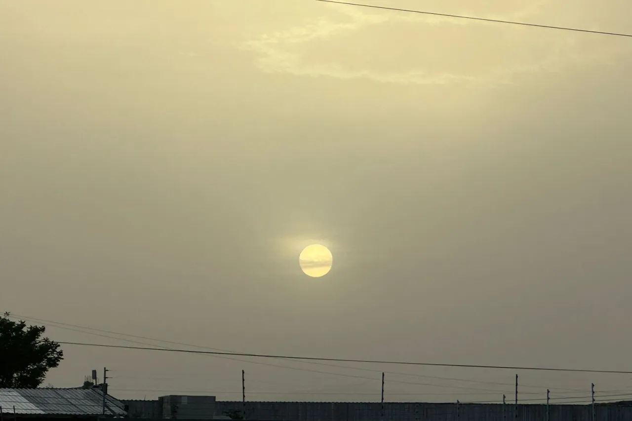 Juárez se tiñe gris por tolvaneras