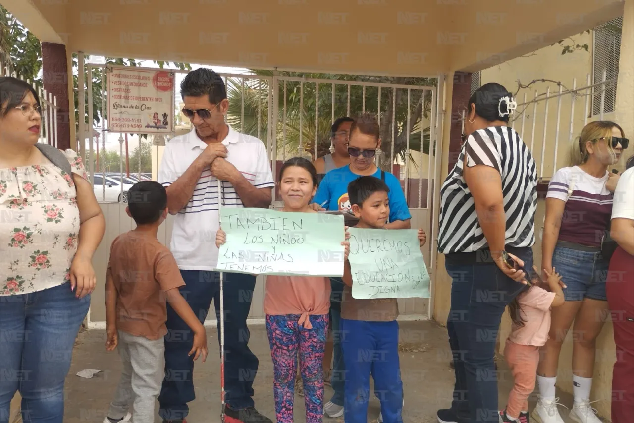 Se manifiestan padres de familia y alumnos de Primaria Fernando Montes de Oca