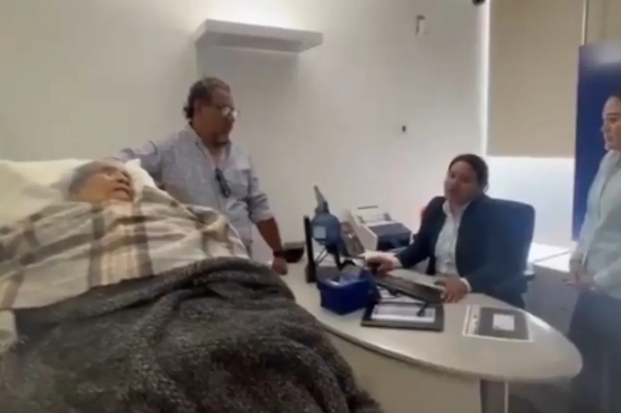 Con todo y camilla obligan a mujer de 96 años a ir al banco para cobrar pensión