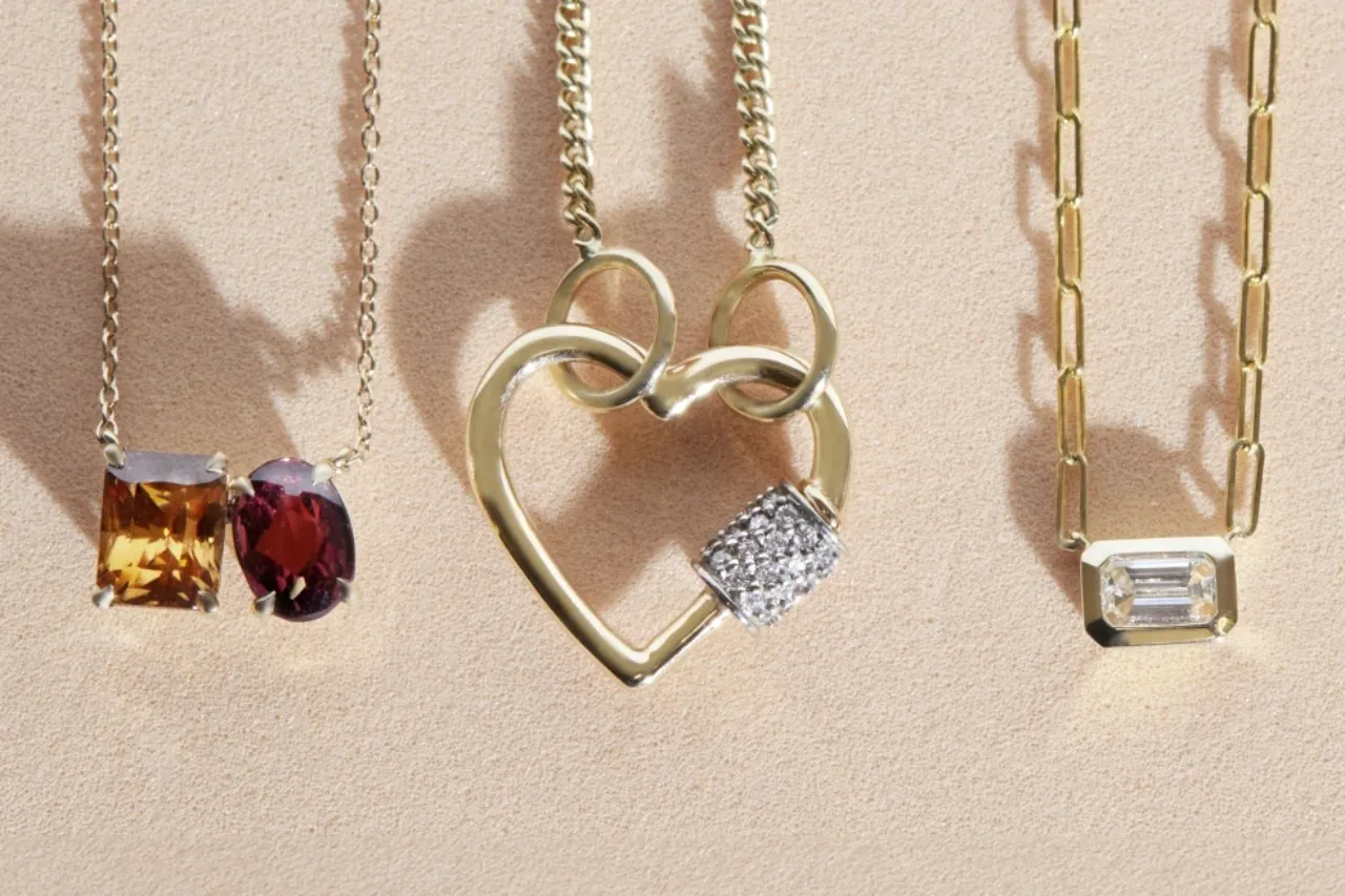 Cómo cuidar las joyas para que se mantengan brillantes, desenredadas y valiosas