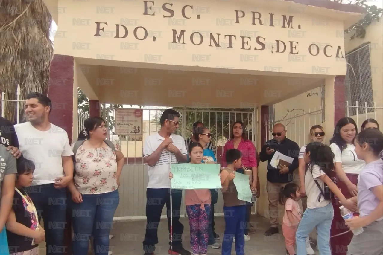 Se manifiestan padres de familia y alumnos de Primaria Fernando Montes de Oca