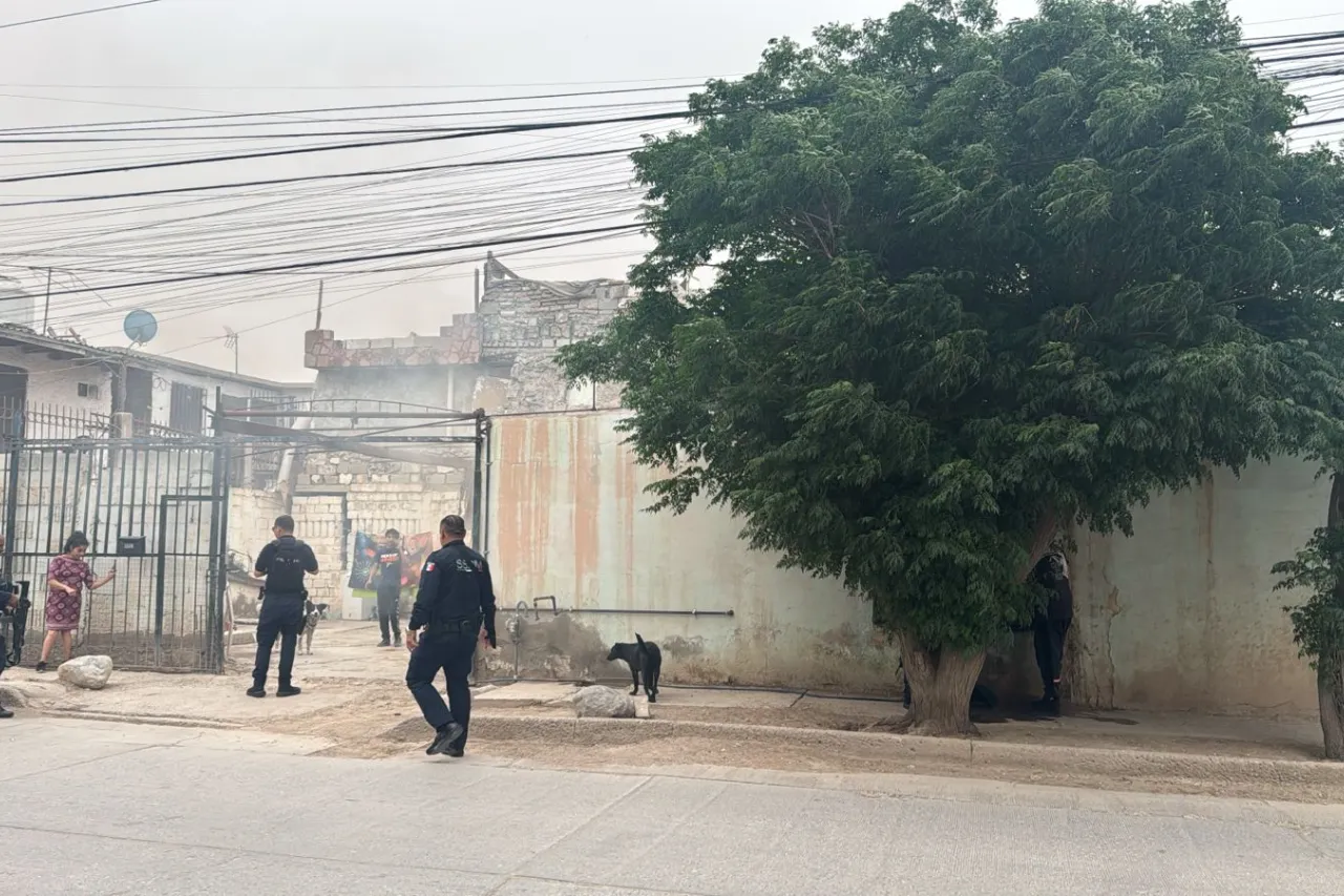 Ayudan municipales a sofocar incendio en la colonia Lucio Cabañas