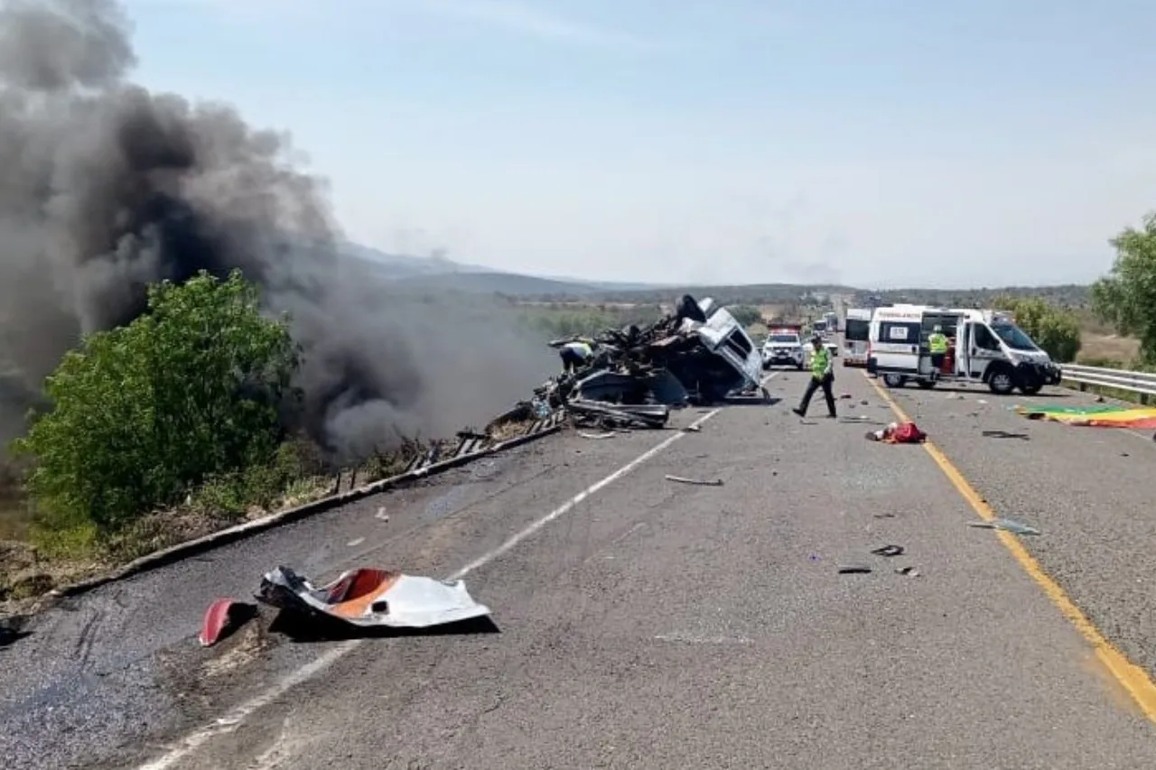Mueren al menos 21 personas en accidente en carretera Puebla-Oaxaca