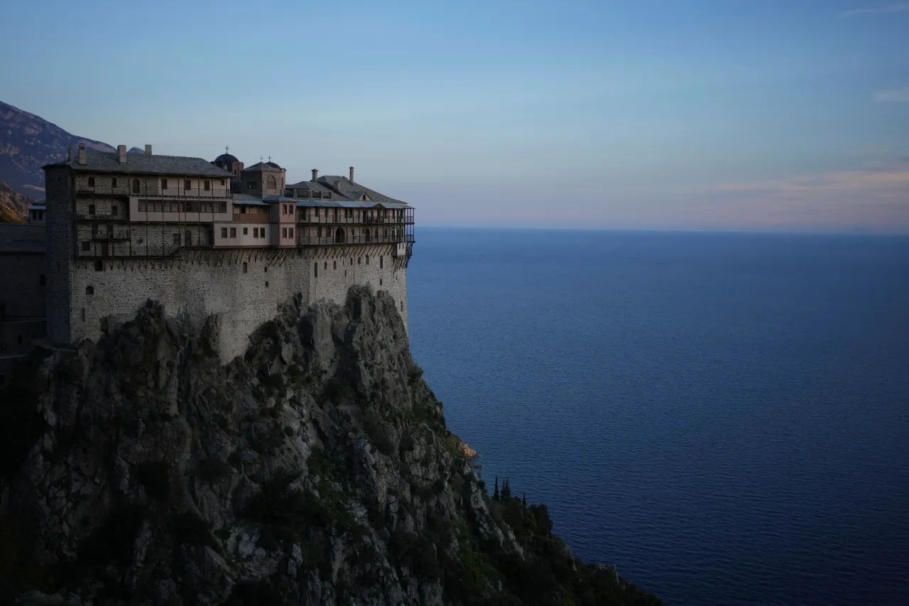 Aferrado a un acantilado, este monasterio recibe visitantes de todo el mundo