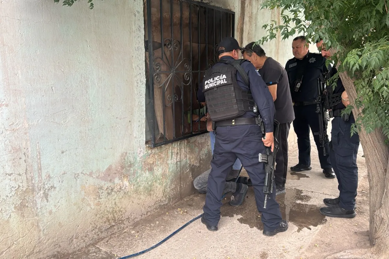 Ayudan municipales a sofocar incendio en la colonia Lucio Cabañas