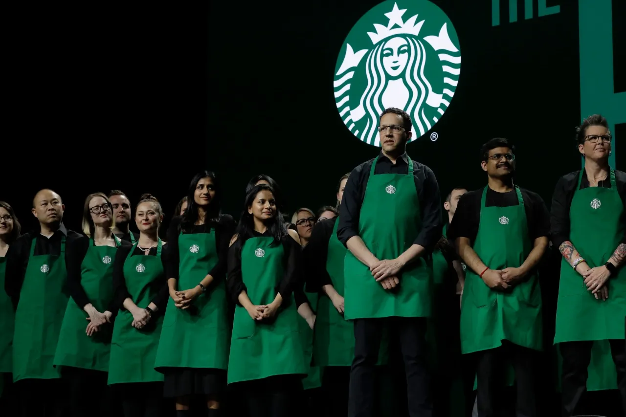 En huelga más de mil baristas de Starbucks contra nuevo código de vestimenta