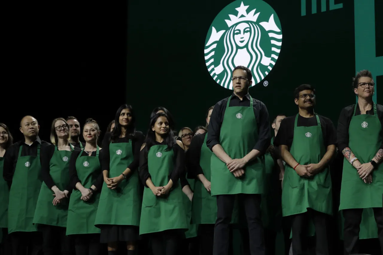 Más de mil baristas de Starbucks inician huelga en EU