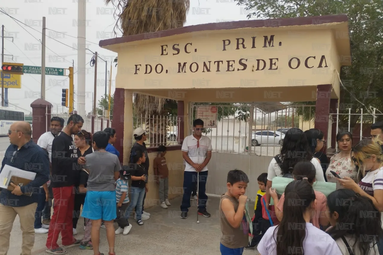 Se manifiestan padres de familia y alumnos de Primaria Fernando Montes de Oca