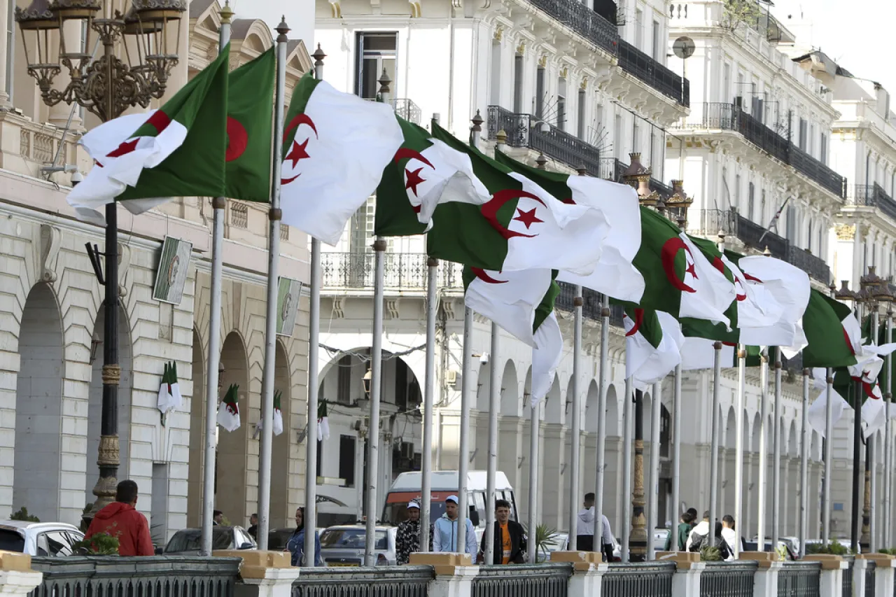 Francia expulsa a diplomáticos argelinos