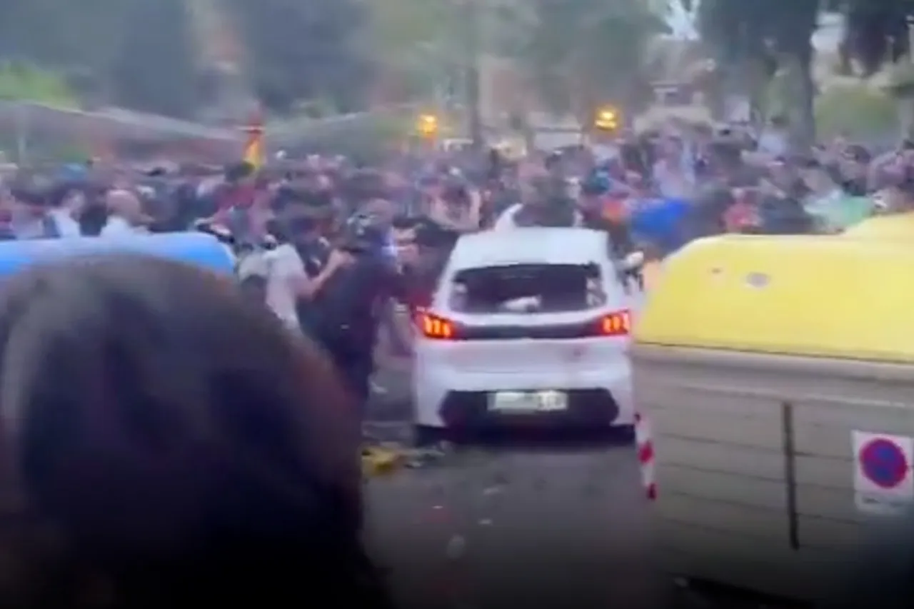 Video: Auto embiste a multitud afuera del Espanyol-Barcelona, hay varios heridos