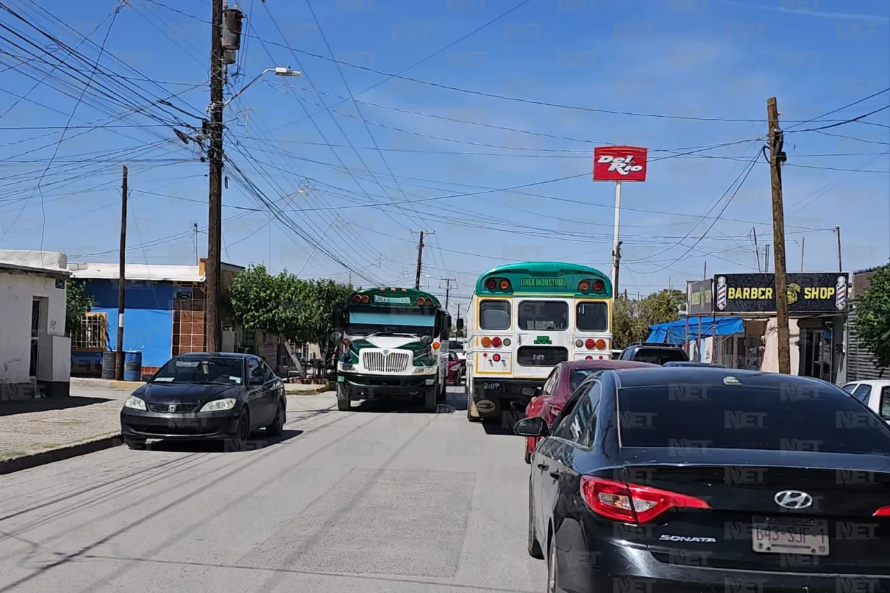 Ruteros paran a media calle para platicar
