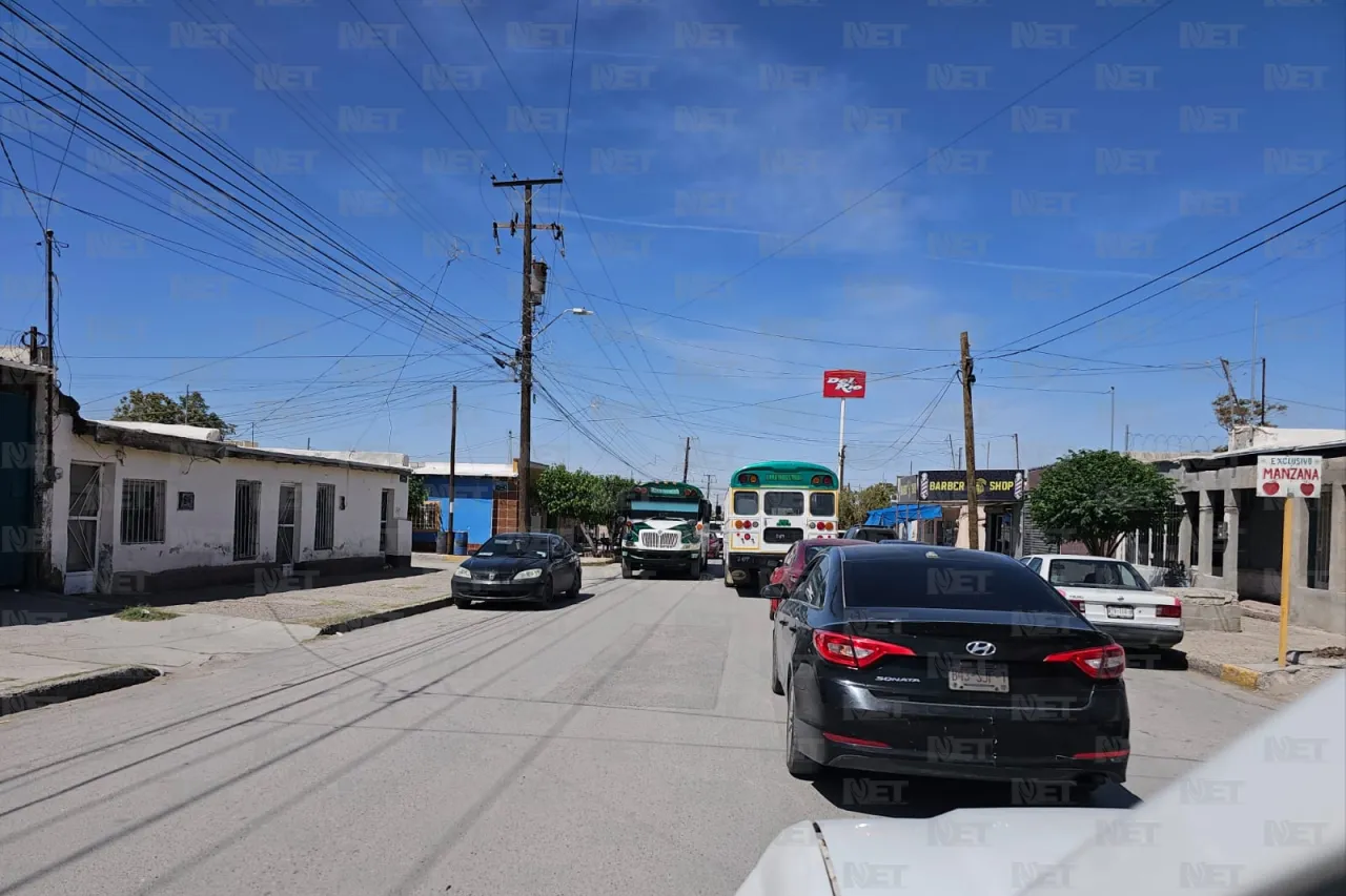 Ruteros paran a media calle para platicar