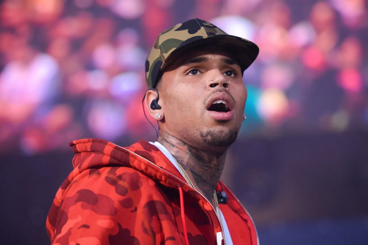 Hoody Baby es acusado junto a Chris Brown de presunto asalto a discoteca