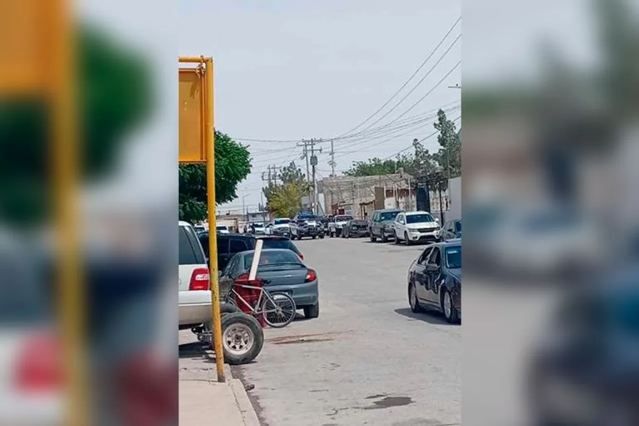 Agentes de la FGE revisan vehículo