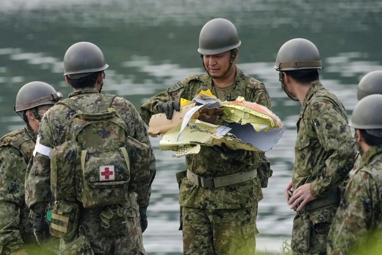 Japón recupera restos de militar cuyo avión de entrenamiento se estrelló