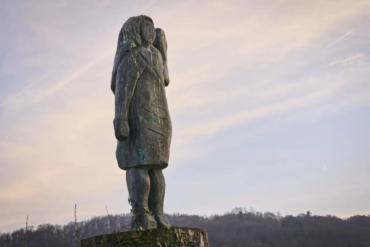 Desaparece estatua de esposa de Trump en su natal Eslovenia