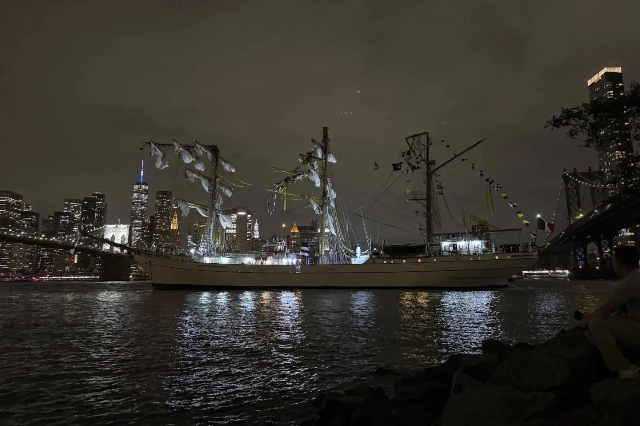 Buque Cuauhtémoc de la Armada de México impacta puente de Brooklyn de Nueva York
