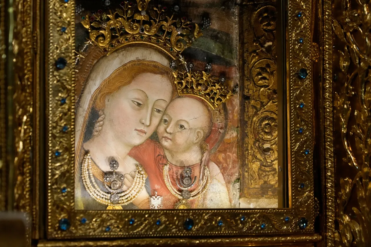 Por qué los papas y católicos rezan a la Virgen María