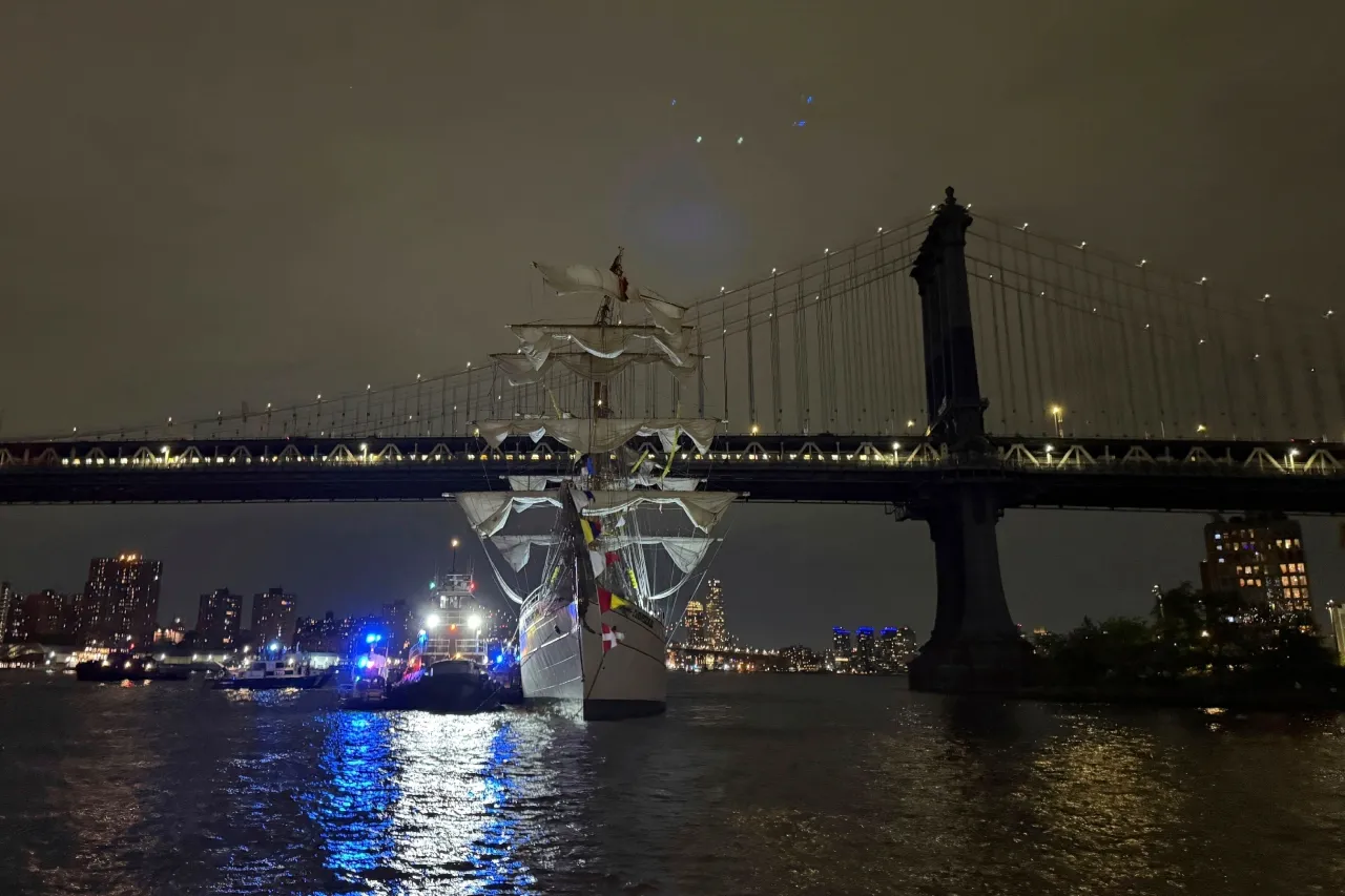 Atiende SRE percance de buque de la Armada de México en NY; hay 19 heridos