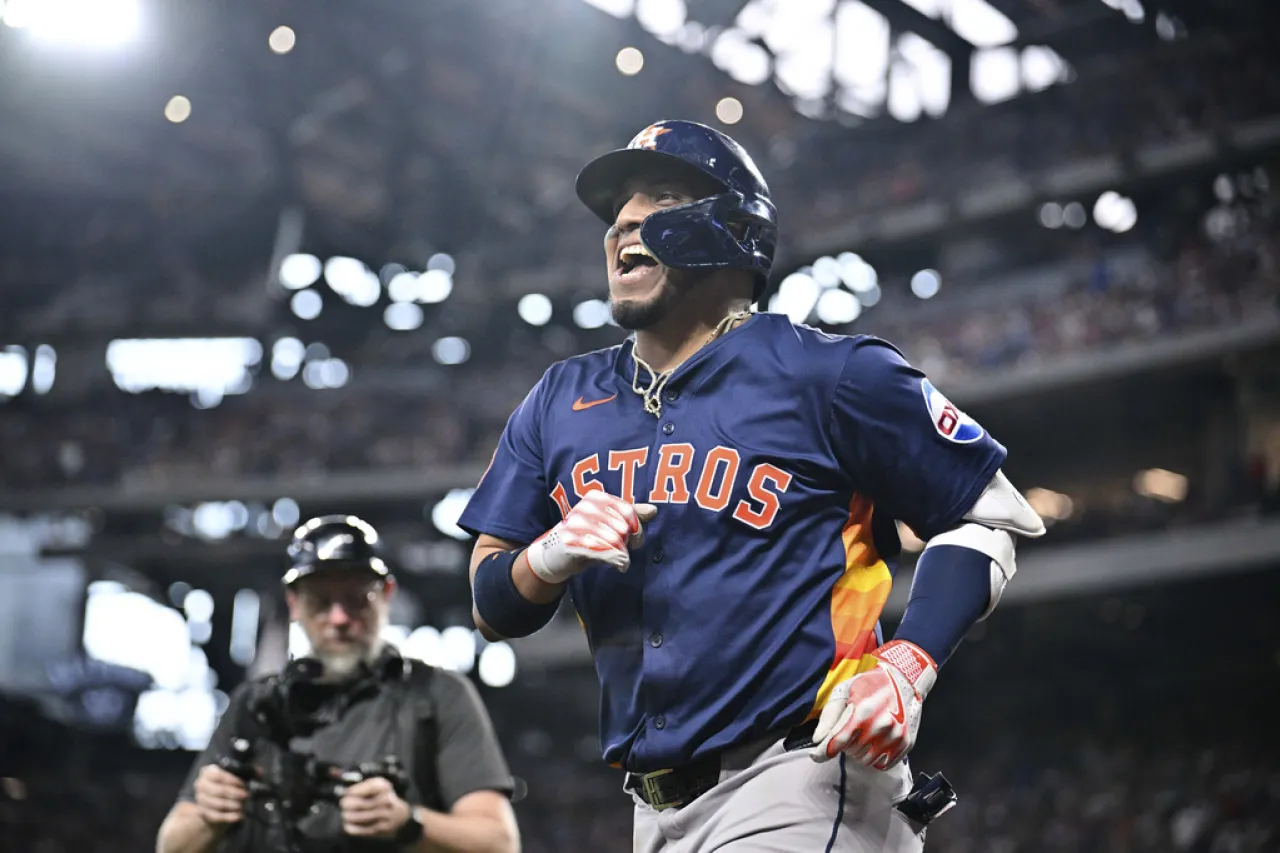 Astros vencen a Rangers